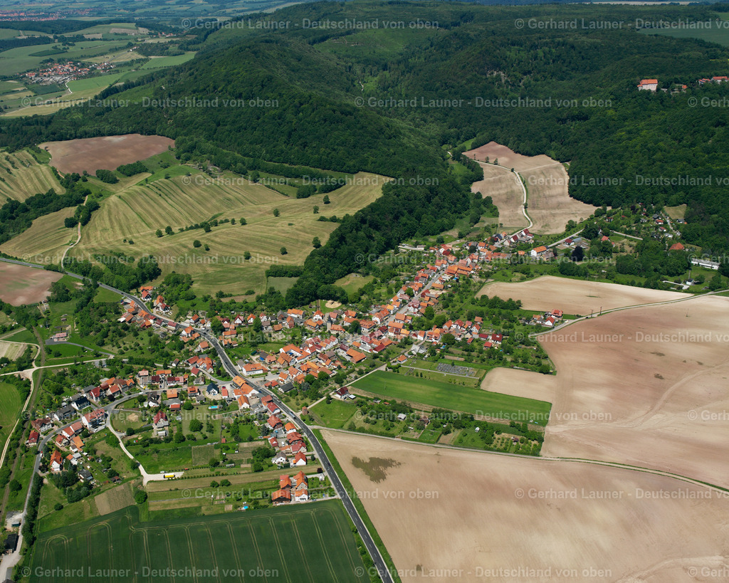 2634299 | WINTZINGERODE 09.06.2006 Stadtansicht vom Stadtrand angrenzend an landwirtschaftliche Feldern  in Wintzingerode im Bundesland Thüringen, Deutschland // City view from the outskirts with adjacent agricultural fields  in Wintzingerode in the state Thuringia, Germany Foto: Gerhard Launer