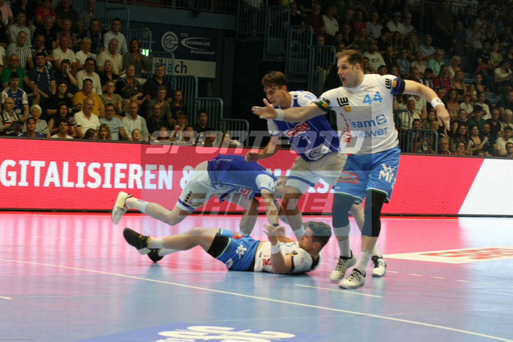 VFL Gummersbach -  FrischAuf Göppingen | Kresimir Koznia (rechts) - © Sportfoto-Sale (MK) - Realisiert mit Pictrs.com