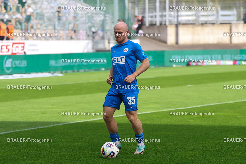 Rot-Weiss Essen - Hansa Rostock | Essen, Deutschland, 20.09.2025 Maximilian Krauß (Hansa Rostock) wärmt sich auf während des 3.Liga Spiels zwischen  Rot-Weiss Essen und Hansa Rostock am 20.09.2025 im Stadion an der Hafenstraße in Essen. (Foto von Timo Bluhmki-Schmidt/Brauer Fotoagentur