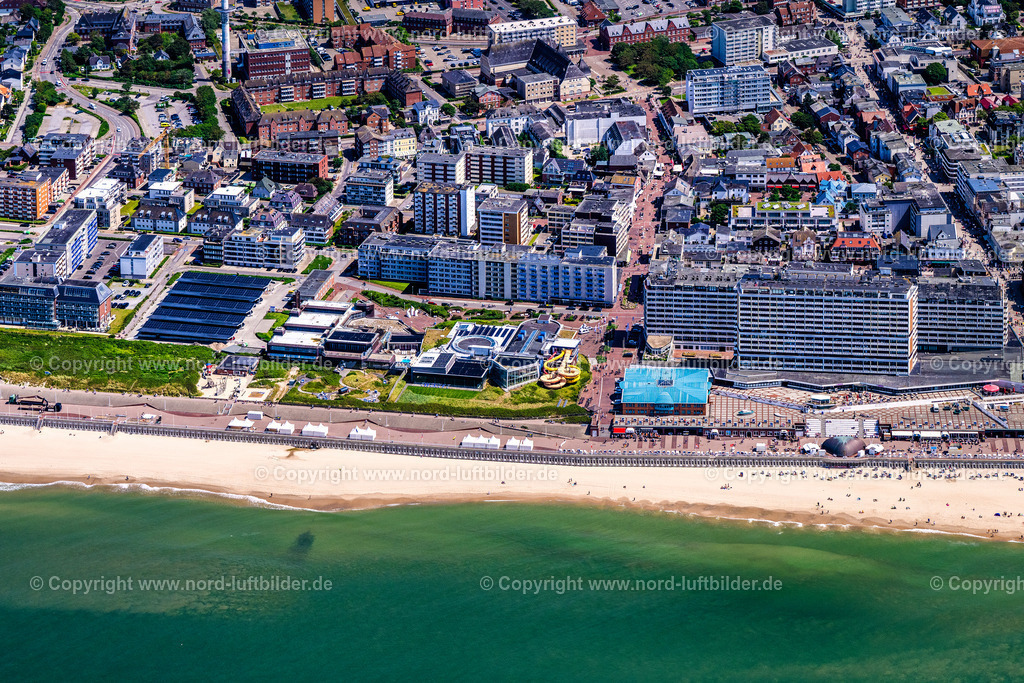 Sylt_Westerland_Schwimmbad_Sylter_Welle_Promenade_ELS_4487130625 | SYLT 13.06.2025 Hochhaus- Gebäude der Hotelanlage und des Congress Centrum am Sandstrand an der Friedrichstraße in Sylt Nordsee - Insel im Bundesland Schleswig-Holstein, Deutschland. Weiterführende Informationen bei: Hotel Roth, Hayo Feikes & Co.,  Insel Sylt Tourismus-Service GmbH. // High-rise building of the hotel complex and the Congress Center on the sandy beach at Friedrichstrasse in Sylt, North Sea island in the federal state of Schleswig-Holstein, Germany. Further information at: Hotel Roth, Hayo Feikes & Co.,  Insel Sylt Tourismus-Service GmbH. Foto: Martin Elsen