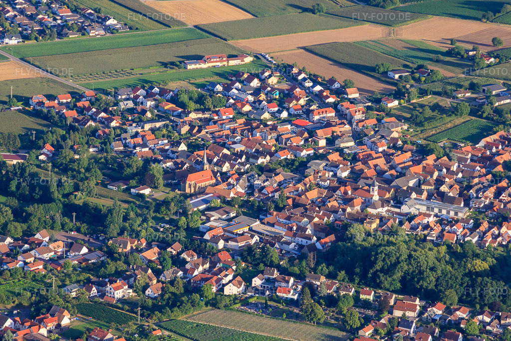 Luftbild: Ortsansicht von Nordwesten im Ortsteil Ingenheim in Billigheim-Ingenheim im Bundesland Rheinland-Pfalz in Deutschland. Foto: IMG_51350.jpg vom 04.08.2012 durch Werner Riehm/FLY-FOTO.deAuflösung des Originals: 4752 x 3168 px