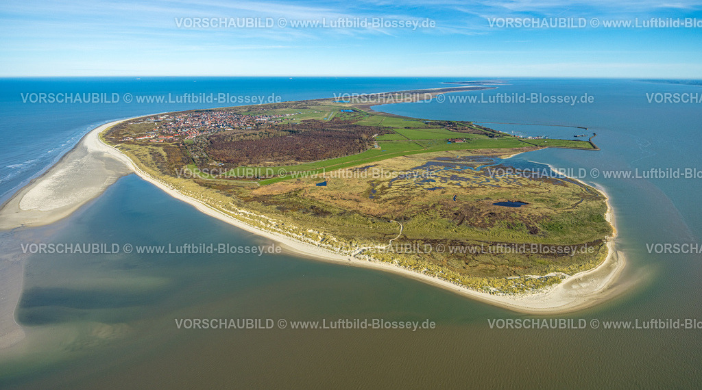 Wittmund251105469Langeoog | Luftbild, Gesamtansicht Ostfriesische Insel Langeoog mit Hafen, Ruhezone Flinthorn, Wohngebiet und Inselwäldchen, Fernsicht und blauer Himmel mit Horizont, Langeoog, Norddeutschland, Ostfriesland, Niedersachsen, Deutschland