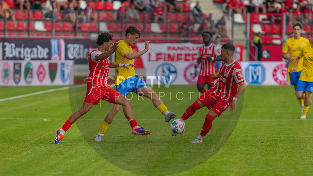 Fußball, Herren, Saison 2025/2026, Regionalliga Nordost, 1. Spieltag, FC Rot-Weiß Erfurt vs. FSV 63 Luckenwalde, Freitag 25.07.2025, Steigerwaldstadion Erfurt, | Fußball, Herren, Saison 2025/2026, Regionalliga Nordost, 1. Spieltag, FC Rot-Weiß Erfurt vs. FSV 63 Luckenwalde, Freitag 25.07.2025, Steigerwaldstadion Erfurt, Im Bild: v.l. Pablo Santana Soares (Erfurt), Tim Maciejewski (Luckenwalde) und Stanislav Fehler (Erfurt) - Realisiert mit Pictrs.com
