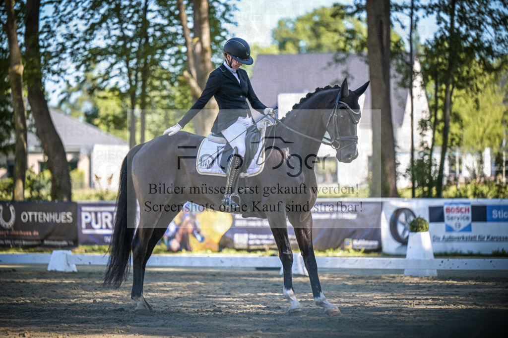 DOS_6345 | Entdecke hochwertige Reitturnierfotos von Foto Oger. Professionell, emotional und authentisch – jetzt Lieblingsmomente im Shop bestellen.Deutschlandweite Turnierfotografie. - Realisiert mit Pictrs.com