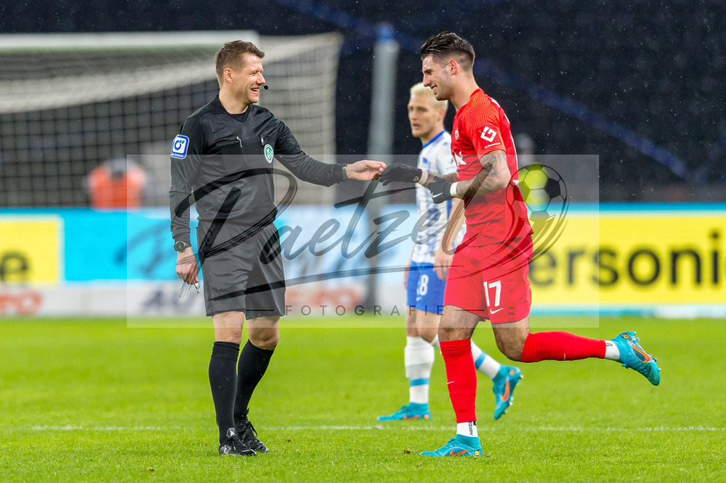 BSCRBL20220220_148 | Fussball, Herren: Schiedsrichter Patrick Ittrich spricht mit Dominik Szoboszlai (RB Leipzig) bei dem Spiel der 1. Bundesliga zwischen Hertha BSC und RB Leipzig im Olypiastadion am 20.02.2022 in Berlin, Deutschland.DFB / DFL REGULATIONS PROHIBIT ANY USE OF PHOTOGRAPHS AS IMAGE SEQUENCES AND/OR QUASI-VIDEO. - Realisiert mit Pictrs.com
