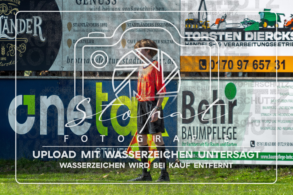 FGFS-SGA-1042 | Eike Alexander Wöbse (Schiedsrichter) beim Herren Kreisliga HK Spiel zwischen FG Fulde-Stellichte und SG Allertal im Fulder Zentralstadion, Fulde (Simon Paul Stopat) - Realisiert mit Pictrs.com