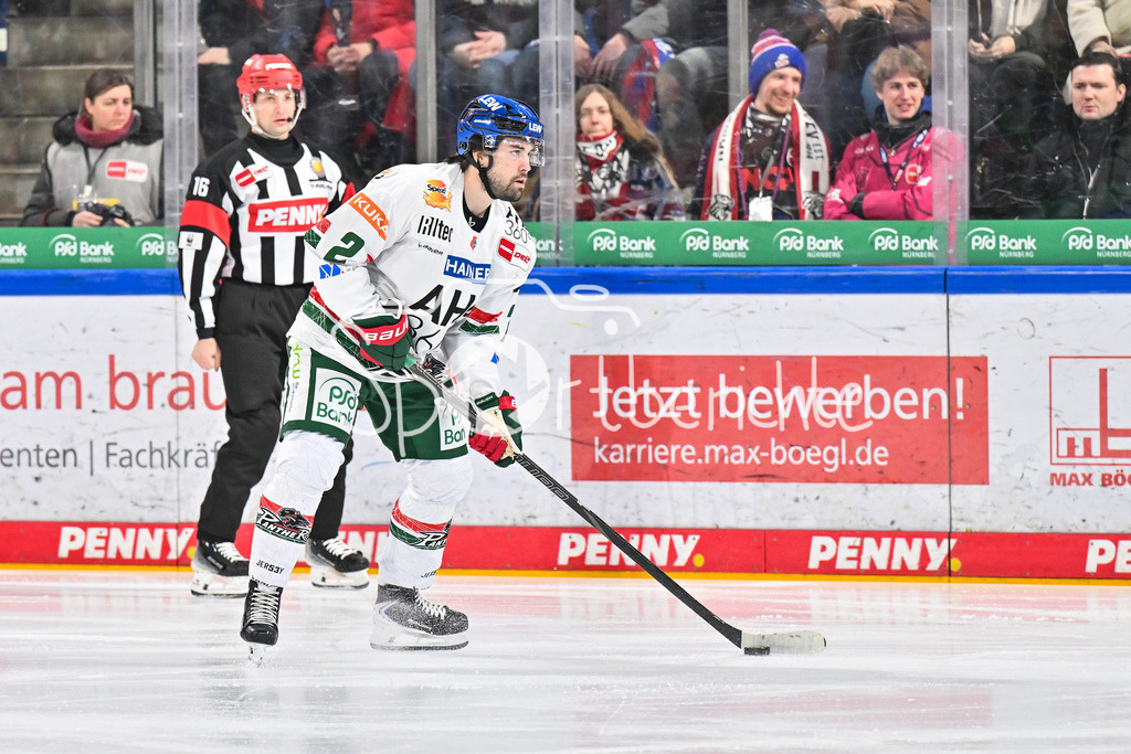 Nürnberg Ice Tigers - Augsburger Panther | NUREMBERG, GERMANY - 23. JANUARY: am Puck David FARRANCE (Augsburger Panther 2) / Einzelfoto / Freisteller während dem Match zwischen den Nürnberg Ice Tigers und den Augsburger Panthern am 42. Spieltag der Penny DEL in der PSD Bank Nürnberg Arena