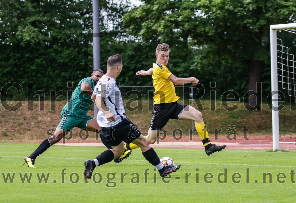 2023-07-23_037_SV_Anzing_gegen_SC_Kirchasch | Anzing, Deutschland, 23.07.2023:
Fußball, Kreisliga 2023 / 2024, Testspiel, SV Anzing gegen SC Kirchasch, Endergebnis: 5:1

Torwart Sven Kouame (SC Kirchasch, #1), Granit Lezi (SV Anzing, #18), Markus Zollner (SC Kirchasch, #9)

Foto: Christian Riedel / fotografie-riedel.net