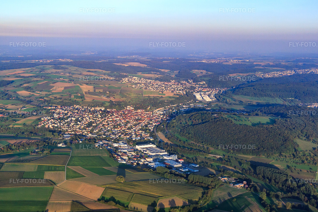 Luftbild: Ortsansicht von Westen im Ortsteil Königsbach in Königsbach-Stein im Bundesland Baden-Württemberg in Deutschland. Foto: IMG_59910.jpg vom 24.09.2013 durch Werner Riehm/FLY-FOTO.deAuflösung des Originals: 4520 x 3013 px