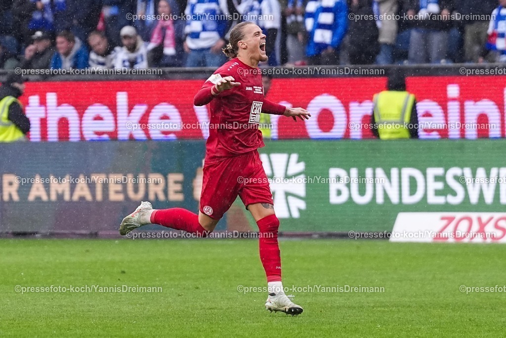 xYDR24052501095 | 24.05.2025, xydrx, Fußball, Finaltag der Amateure, Finale Niederrheinpokal, MSV Duisburg - Rot-Weiss Essen, Schauinsland-Reisen Arena: Tom Moustier (Rot-Weiss Essen #28) jubelnd nach dem 2:1 Sieg