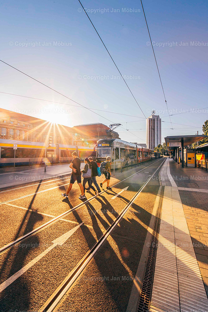 Leipziger Hauptbahnhof | Der Leipziger Hauptbahnhof ist nicht nur ein Verkehrsknotenpunkt, sondern auch architektonisch und stadtgeschichtlich ein echtes Highlight. Sein Vorplatz ist Drehscheibe für Menschen, Linien, City-Flair und Shopping – ein Ort voller Dynamik mitten im Herzen der Stadt.  - Realisiert mit Pictrs.com