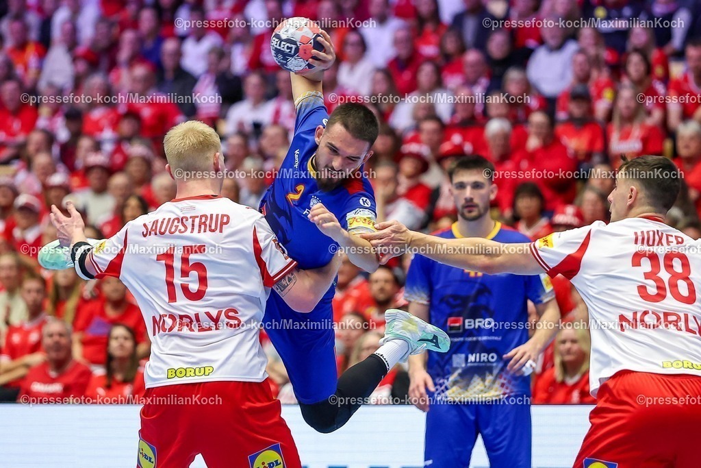EHF18012602032 | 18.01.2026, Handball, Men's EHF EURO 2026, Dänemark - Rumänien, Jyske Bank Boxen in Herning, Dänemark, Preliminary Round:  Denis Veres (Romania #02) im Zweikampf gegen   Magnus Saugstrup Jensen (Denmark #15) 