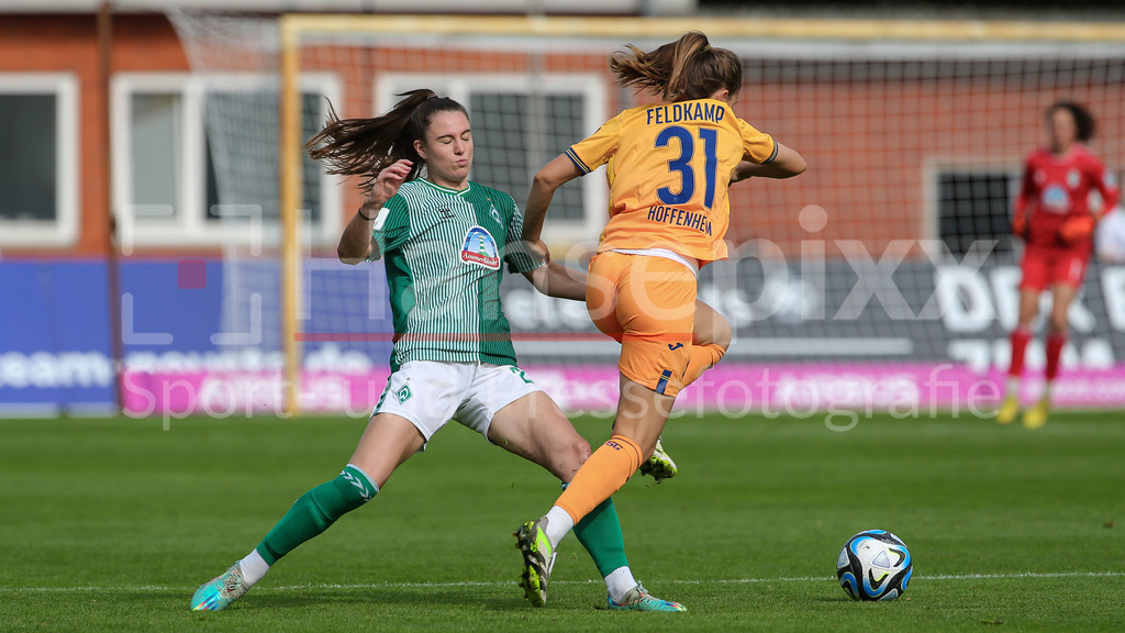 Fussball, Google Pixel Frauen-Bundesliga, SV Werder Bremen - TSG 1899 Hoffenheim | v.li.: Chiara Hahn (SV Werder Bremen, 21) und Jana Feldkamp (TSG 1899 Hoffenheim, 31) im Zweikampf, Duell, Dynamik, Aktion, Action, Spielszene, DIE DFB-RICHTLINIEN UNTERSAGEN JEGLICHE NUTZUNG VON FOTOS ALS SEQUENZBILDER UND/ODER VIDEOÄHNLICHE FOTOSTRECKEN. DFB REGULATIONS PROHIBIT ANY USE OF PHOTOGRAPHS AS IMAGE SEQUENCES AND/OR QUASI-VIDEO.