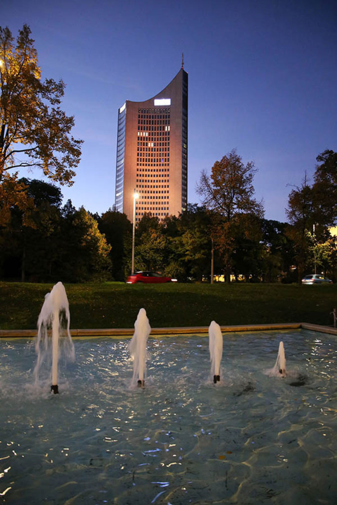 Brunnen vor dem Ring Café - City-Hochhaus bei Nacht | Entdecke über 20 Kategorien Leipzig-Motive: Foto-Downloads, hochwertige Poster, Leinwand- & Fine-Art-Prints. Jetzt Lieblingsfoto im Bildlexikon Leipzig Shop bestellen!