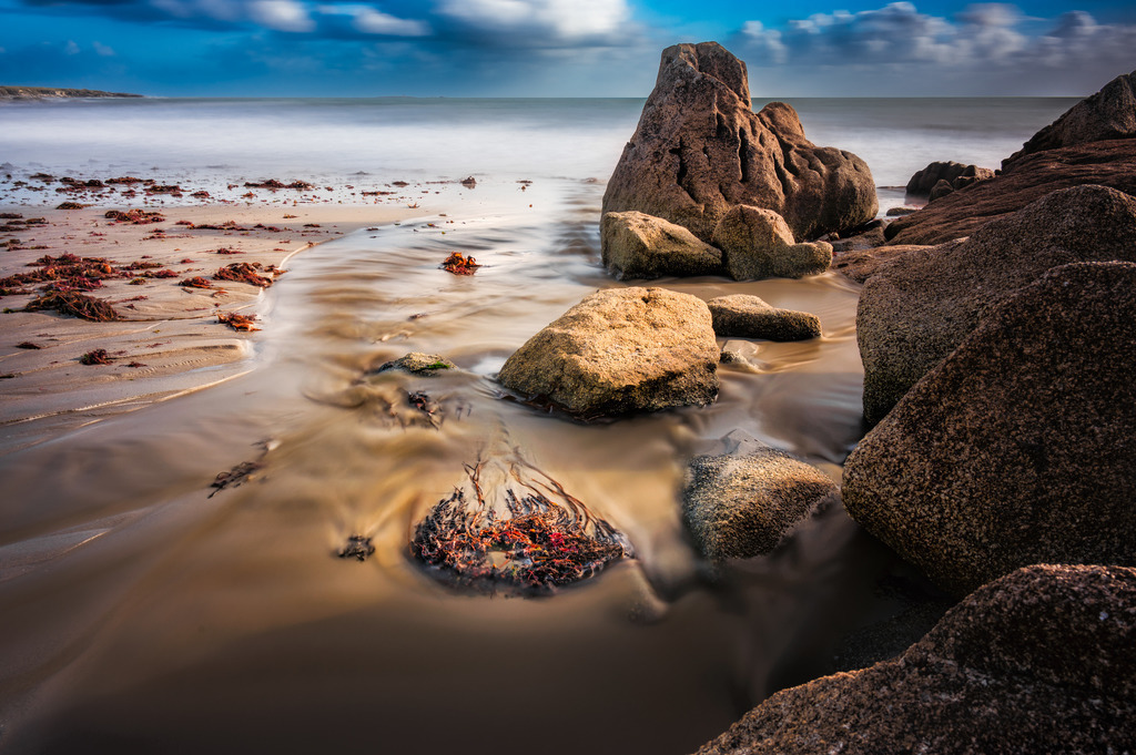 Bach trifft Ozean I | Brook meets Ocean I | Jeder Fluss mündet irgendwann ins Meer, vom breiten Strom bis zum kleinen Bächlein. Faszinierend, wie sich das Süss- mit dem Salzwasser mischt. 
Hier an der bretonischen Südküste (Trez Cao zwischen Trévignon und Raguénez). 

Das Bild 1/5 ist für die Ausstellung im Herbst  2022 reserviert und erst dann verkäuflich.
-----------------------------------------------------------------
Every river flows into the sea at some point, either as broad stream or small brook. Fascinating how the fresh water mixes with the salt water.
Here on the south coast of Brittany (Trez Cao between Trévignon and Raguénez).


The picture is reserved for the exhibition in autumn 2022 and is only then available for sale.
-----------------------------------------------------------------
Dieser Druck ist in einer limitierten Auflage von 5 Exemplaren erhältlich. 
This print is available in a limited edition of 5 copies. 
http://art.hess.photography/126-bach-trifft-ozean-i.html - Realisiert mit Pictrs.com