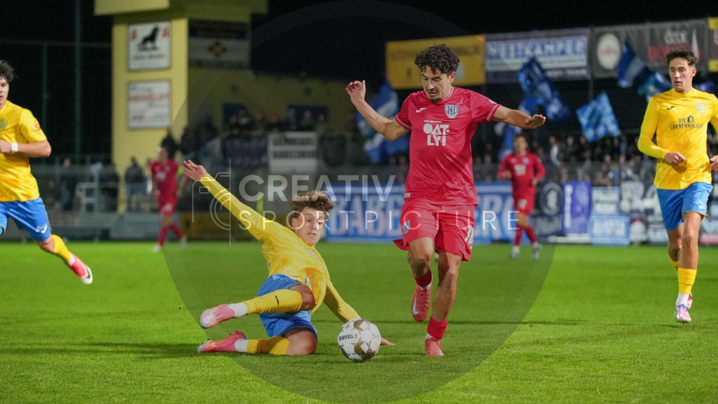 Fußball, Herren, Saison 2025/2026, Regionalliga Nordost, 13. Spieltag, FSV 63 Luckenwalde vs. SV Babelsberg 03, Freitag 24.10.2025, Werner-Seelenbinder-Stadion Luckenwalde, | Fußball, Herren, Saison 2025/2026, Regionalliga Nordost, 13. Spieltag, FSV 63 Luckenwalde vs. SV Babelsberg 03, Freitag 24.10.2025, Werner-Seelenbinder-Stadion Luckenwalde, Im Bild: Tim Schleinitz (l. Luckenwalde) und Maurice Covic (r. Babelsberg) - Realisiert mit Pictrs.com