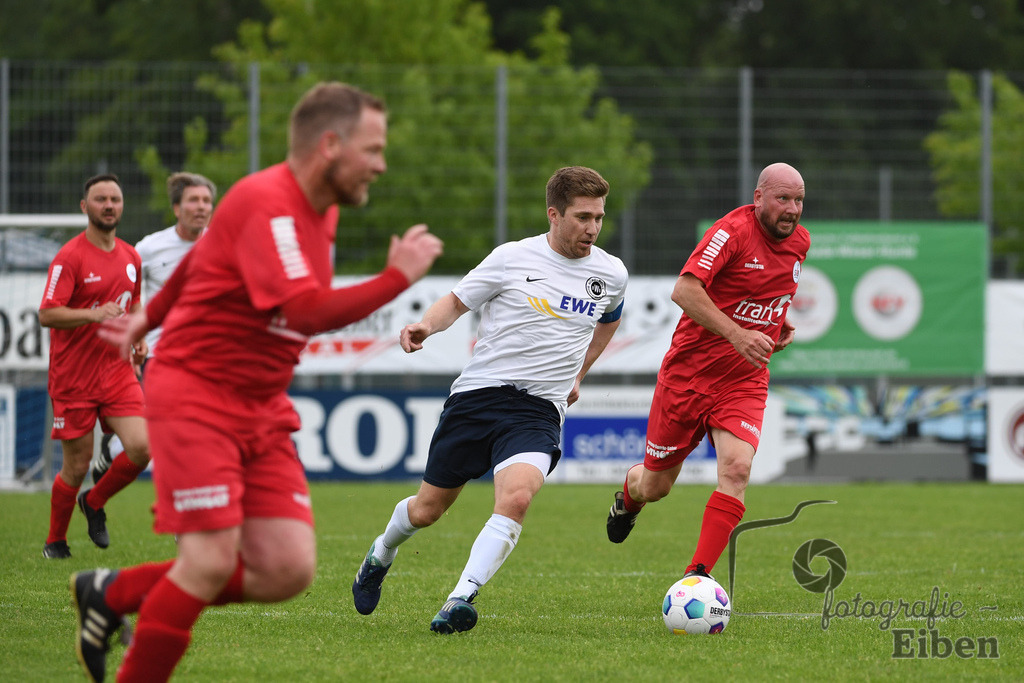 SV Brake Ü40-BW Bümmerstede (Ü40) | Kreispokal Finale Jade-Weser-Hunte Ü40; SV Brake Ü40 (rot)-BW Bümmerstede Ü40 (weiß) am 15.06.2025 in Rastede (Sportanlage Köttersweg), Photo: Philip Eiben 2025 - Realisiert mit Pictrs.com