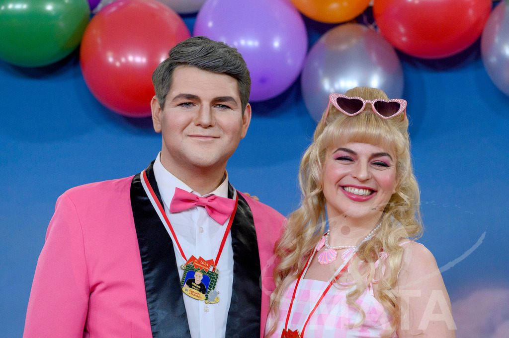 _DWA1778 | Politikerin Katharina Schulze (Grüne) mit ihrem Stellvertreter Johannes Becher (links) bei der TV-Sendung Fastnacht in Franken 2024. Veitshöchheim, 02.02.2024 Bayern Deutschland - Realisiert mit Pictrs.com