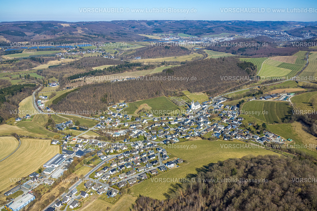 Meschede250304713 | Luftbild, Wohngebiet Ortsansicht Ortsteil Calle, Kirche St. Severin und Friedhof, Waldgebiet und Hügellandschaft, Calle, Meschede, Sauerland, Nordrhein-Westfalen, Deutschland