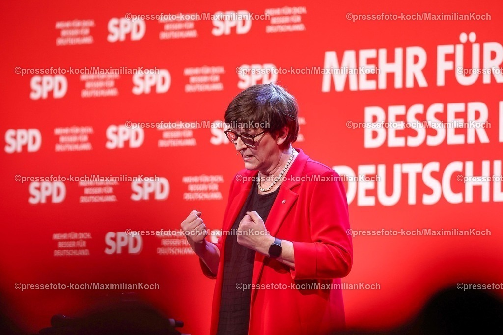SPD21022502100 | 21.02.2025, Wahlkampfveranstaltung SPD,  Abschlusskundgebung der Sozialdemokratische Partei Deutschlands vor den Bundestagswahlen, Westfalenhalle Dortmund. Im Bild: Saskia Esken (Parteivorsitzende SPD)