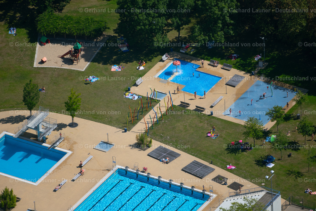 4036164 | BRAUNSCHWEIG 31.07.2020 Offenes Schwimmbecken des Freibades Raffteich an der Straße Madamenweg im Ortsteil Weststadt in Braunschweig im Bundesland Niedersachsen, Deutschland. Weiterführende Informationen bei: Stadtbad Braunschweig Sport und Freizeit GmbH. // Swimming pool of the Raffteich on street Madamenweg in the district Weststadt in Brunswick in the state Lower Saxony, Germany. Further information at: Stadtbad Braunschweig Sport und Freizeit GmbH. Foto: Gerhard Launer
