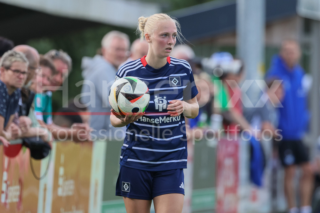 Fussball, Testspiel Frauen, Hamburger SV - SV Werder Bremen | v.li.: Sophie Profe (Hamburger SV, 14) beim Einwurf, Aktion, Action, Spielszene, Portrait, Nahaufnahme, Einzelfoto, Einzelbild
