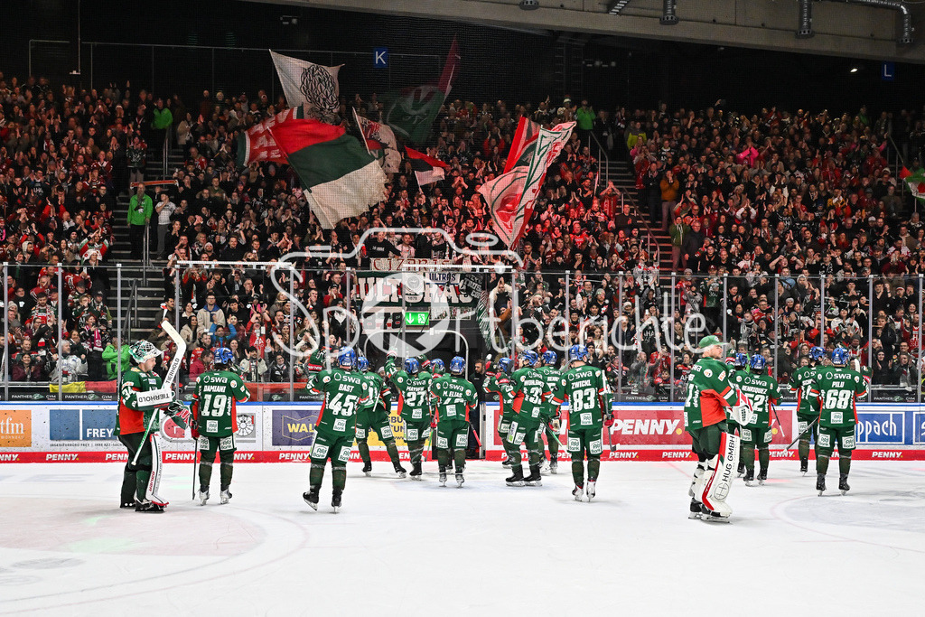 Augsburger Panther - Löwen Frankfurt | AUGSBURG, GERMANY - 16. JANUARY: Die Spieler der Hausherren feiern zusammen mit den Fans den Heimsieg gegen Frankfurt nach dem Match zwischen den Augsburger Panthern und den Löwen Frankfurt am 40. Spieltag der penny DEL im Curt Frenzel Stadion
