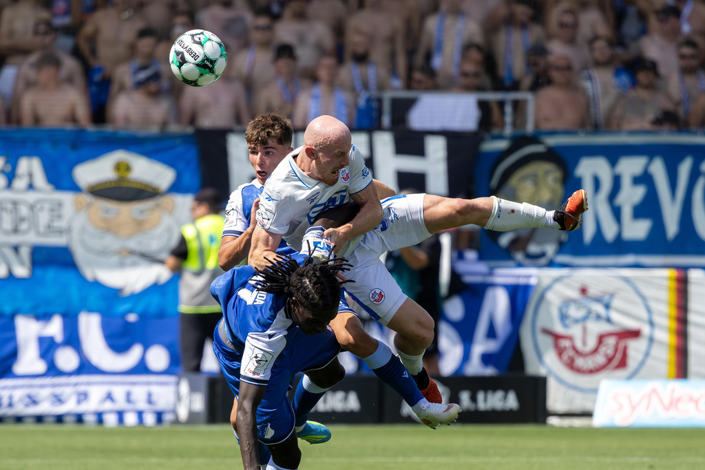 Fußball 3. Liga, Saison 2026/27, 1. Spieltag: TSG Hoffenheim 2 gegen Hansa Rostock | Fußball 3. Liga, Saison 2026/27, 1. Spieltag: TSG Hoffenheim 2 gegen Hansa Rostock***Maximilian Krauß (35, Rostock) wird von Miguel Blessing Makanda (17, Hoffenheim) gefoult - Realisiert mit Pictrs.com