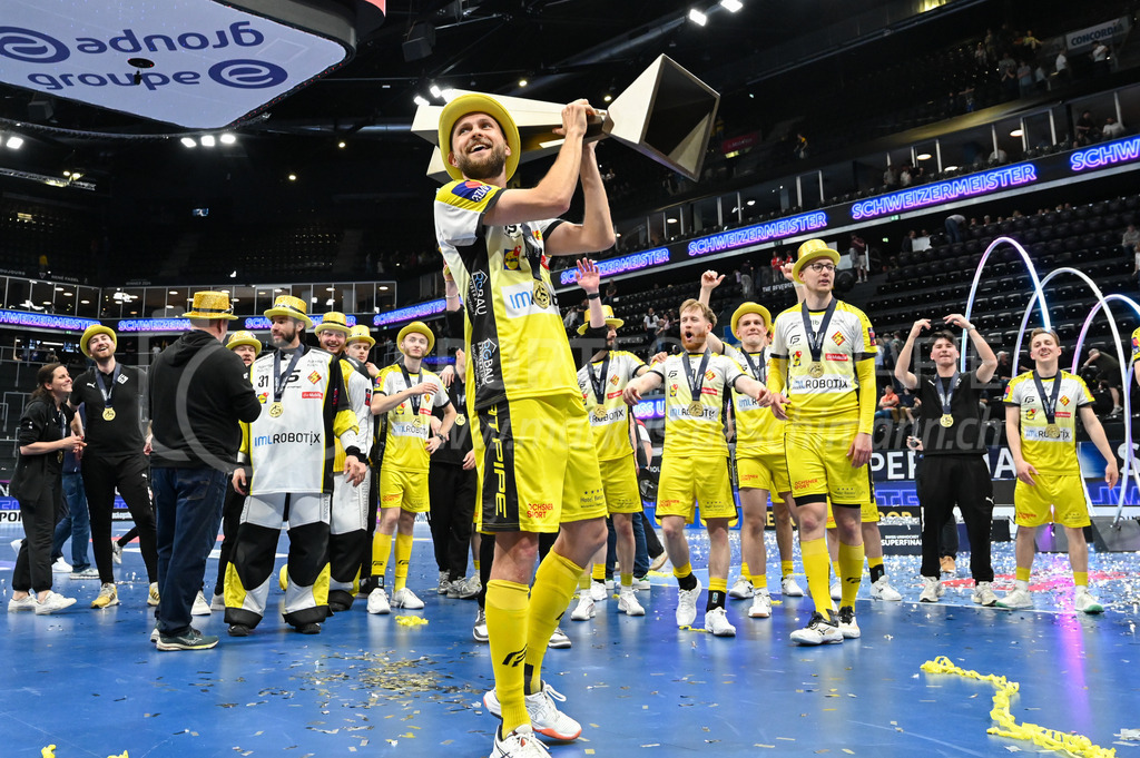 Zug United - HC Rychenberg - 25. April 2026 | Johan Larsson (#5 HC Rychenberg Winterthur) mit dem Pokal am L-UPL Superfinal-Spiel zwischen Zug United und HC Rychenberg am 25. April 2026 in der BCF Arena, Fribourg, Schweiz.Bild: Sportfotografie Markus Aeschimann | www.markus-aeschimann.ch - Realisiert mit Pictrs.com