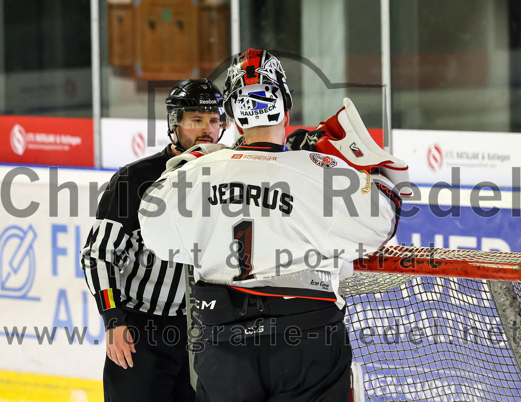 2022-09-30_131_TSV_Erding_gegen_EV_Dingolfing | Erding, Deutschland, 30.09.2022:
Eishockey, Bayernliga 2022 / 2023, Testspiel, TSV Erding gegen EV Dingolfing, Endergebnis: 3:4

Torwart Dennis Jedrus (EV Dingolfing, #1)

Foto: Christian Riedel / fotografie-riedel.net