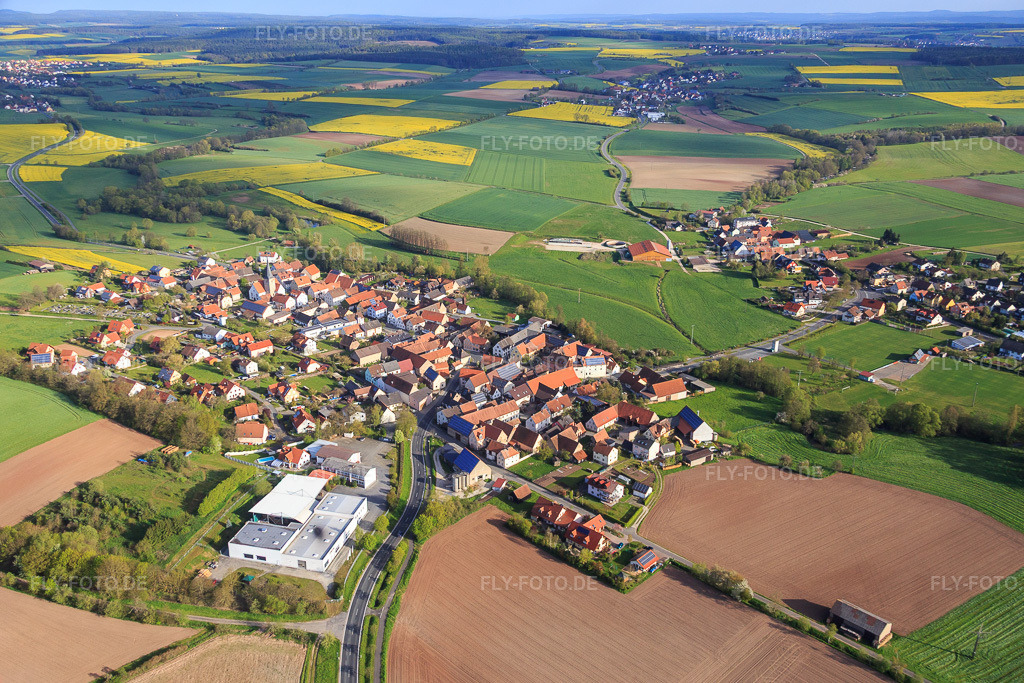 Luftbild: Ortsansicht von Südosten im Ortsteil Ampferbach in Burgebrach im Bundesland Bayern in Deutschland. Foto: IMG_087838.jpg vom 05.05.2016 durch Werner Riehm/FLY-FOTO.de