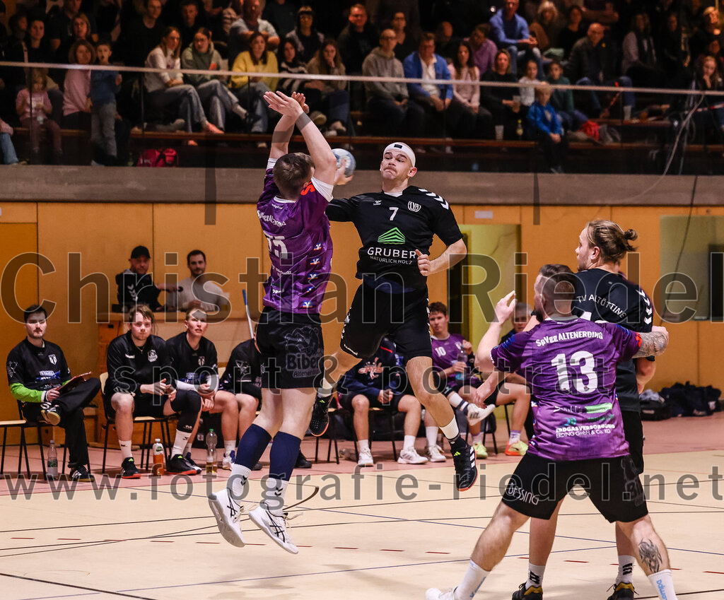 2024-11-09_064_SpVgg_Altenerding_gegen_TV_Altoetting | Erding, Deutschland, 09.11.2024:Handball, Bezirksoberliga Männer 2024 / 2025, 6. Spieltag, SpVgg Altenerding gegen TV Altötting, Endergebnis: 26:22Felix Zepf (TV Altötting, #7), Sebastian Forster (SpVgg Altenerding, #13), Patrick Malz (TV Altötting, #18)Foto: Christian Riedel / fotografie-riedel.net