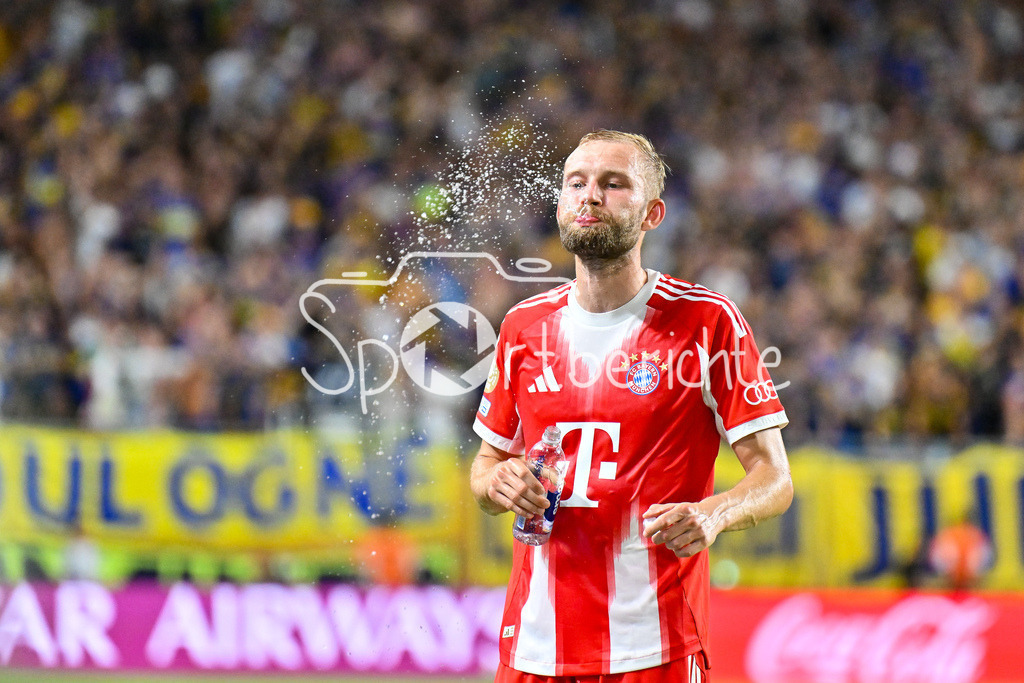 FC Bayern München - Boca Juniors | in dieser Szene nimmt Konrad LAIMER (FC Bayern Muenchen 27) einen kraeftigen Schluck Wasser / Hitze / Miami / Florida / Einzelfoto / Freisteller / FIFA Club World Cup: FC Bayern Muenchen - Boca Juniors, Hard Rock Stadium am 20.06.2025 / NOT FOR SALE IN USA
