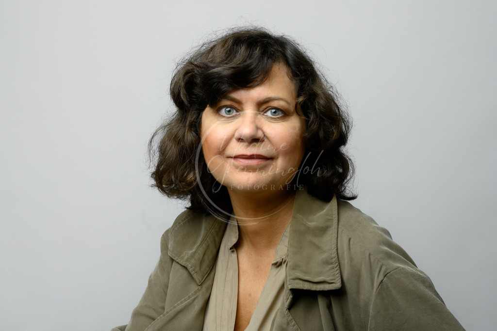 Olivia 018 | Portraitstube by Nadine Grenningloh