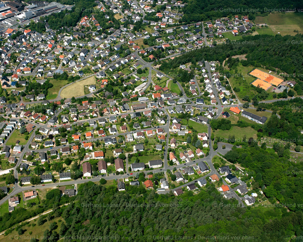 2610666 | Sinn 09.06.2006 Von Wald und Forstgebieten umgebener Ortskern der Straßen und Häuser und Wohngebiete in Fleisbach im Bundesland Hessen, Deutschland // Surrounded by forest and forest areas center of the streets and houses and residential areas in Fleisbach in the state Hesse, Germany Foto: Gerhard Launer
