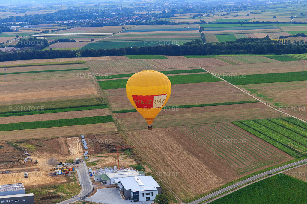 Luftbild: Heissluftballon PFALZGAS über dem Gewerbepark W II in Herxheim bei Landau im Bundesland Rheinland-Pfalz in Deutschland. Foto: IMG_094564.jpg vom 02.09.2016 durch Werner Riehm/FLY-FOTO.de