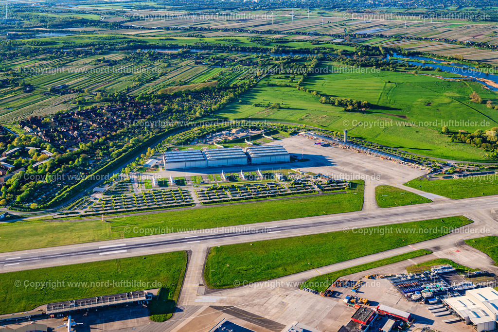 Hamburg_Finkenwerder_Airbus_Auslieferung_ELS_9434270425 | HAMBURG 27.04.2025 Airbus Produktionsgelände und Werksflughafen Finkenwerder in Hamburg. Auf dem ehemaligen Gelände der Hamburger Flugzeugbau - am Elbeufer auf der Halbinsel Finkenwerder -  befindet sich ein Airbus-Werk mit eigenem Werksflughafen. Weiterführende Informationen bei: Airbus SE. // Airbus works and airport of Finkenwerder in Hamburg in Germany. The former Hamburger Flugzeugbau works  - on the Finkenwerder Peninsula on the riverbank of the Elbe - include an Airbus production site with an airplane. Several Airbus planes and models are being constructed here. Further information at: Airbus SE. Foto: Martin Elsen