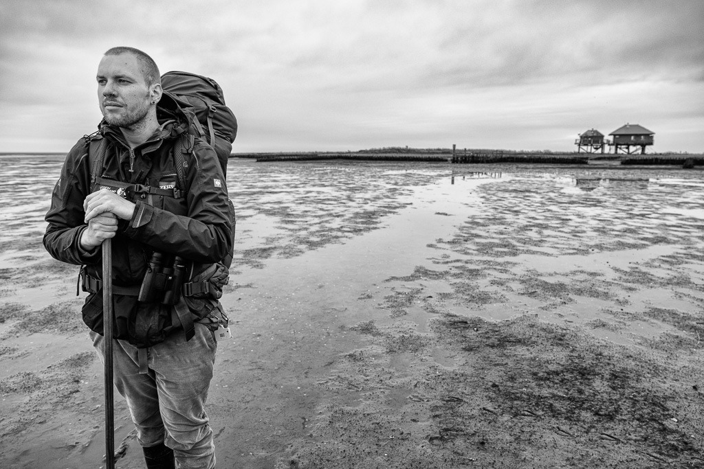 Vogelwart Nils Bayer auf Hallig Norderoog © Holger Rüdel | Der Online-Shop von Holger Rüdel. Ausgewählte Fotografien als FineArt-Prints bestellen: Bildreportagen, Landschaften, Wildlife, History, Infrarot-Motive in Schwarzweiß und Verschiedenes.  - Realisiert mit Pictrs.com