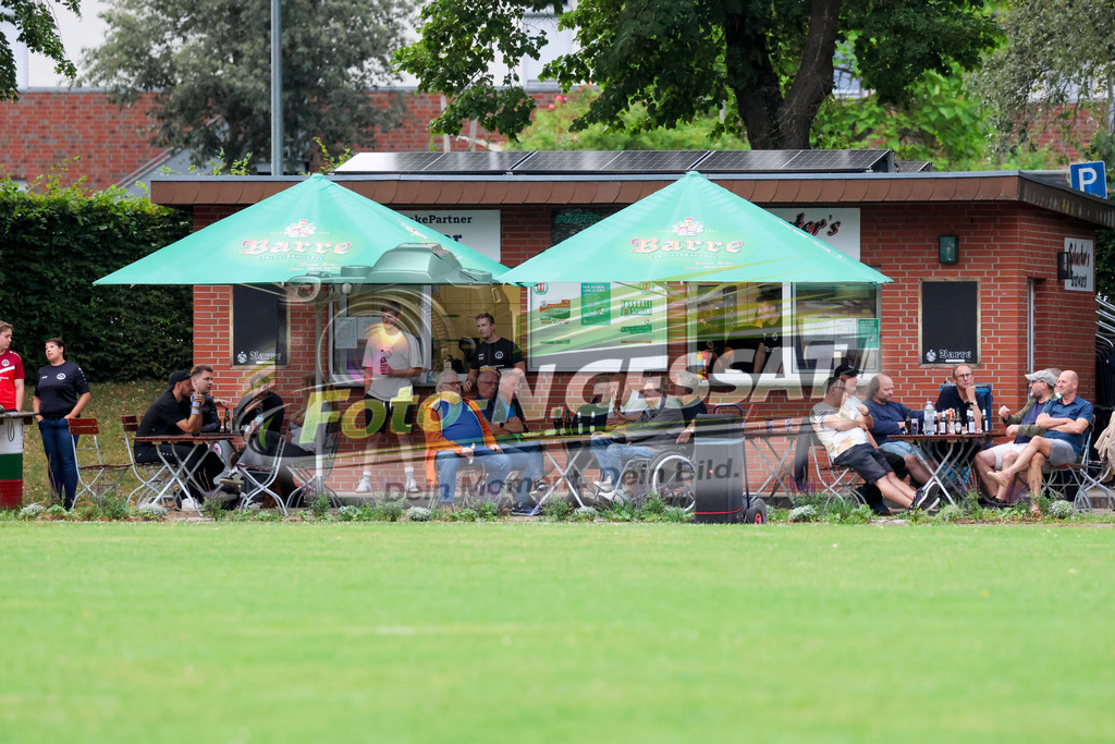 TuS Bersenbrück - HSC Hannover | Auf dem Bild zu sehen: Verkaufsstand des Bünder SVTuS Bersenbrück, HSC Hannover, Saison 25/26, Testspiel, Bünde, Deutschland - Realisiert mit Pictrs.com