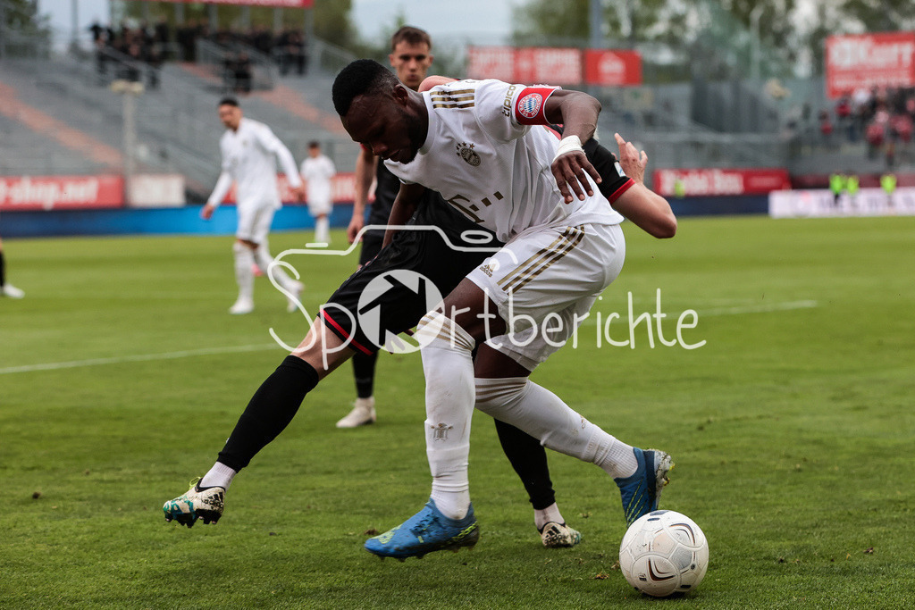 FC Würzburger Kickers - FC Bayern Amateure | Thomas HAAS (FWK #7) im Duell mit Desire SEGBE AZANKPO (FCB #34)