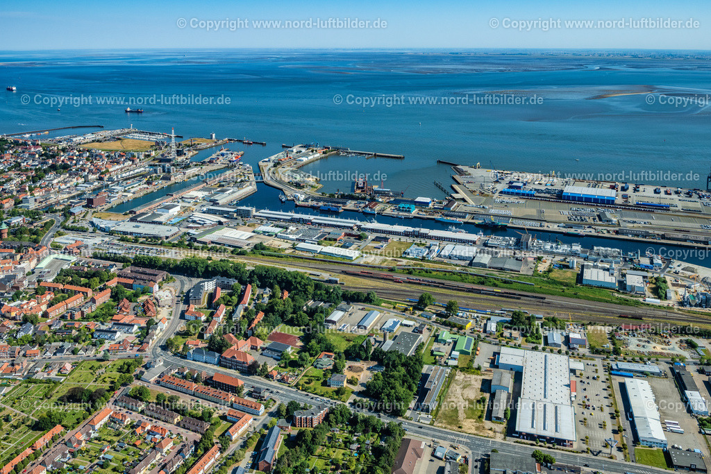 Cuxhaven_Hafen_ELS_9789130822 | CUXHAVEN 13.08.2022 Hafenanlagen und Hafenbereich an der Elbmündung in Cuxhaven im Bundesland Niedersachsen. Cuxhaven ist wichtige Hafenstadt mit Fischereihäfen, Reedereien und Zentralen der Schifffahrt. Im Vordergrund liegt der Amerikahafen und der Landwehrkanal. // Docks and terminals of the harbour at the mouth of the river Elbe in Cuxhaven in the state of Lower Saxony. Foto: Martin Elsen