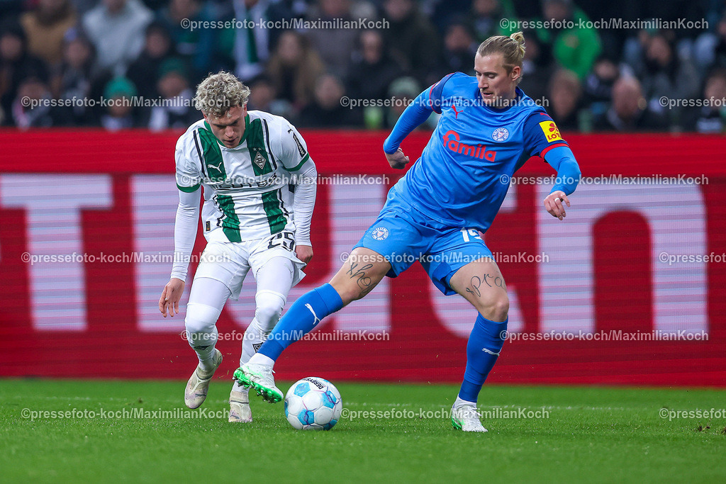 BMG14122401024 | 14.12.2024, Fußball, Borussia Mönchengladbach - Holstein Kiel, 1. Fußball Bundesliga, Borussia-Park, Saison 2024 2025: Robin Hack (Mönchengl. #25) im Zweikampf gegen Marvin Schulz (Kiel #15)DFB regulations prohibit any use of photographs as image sequences and or quasi-video.