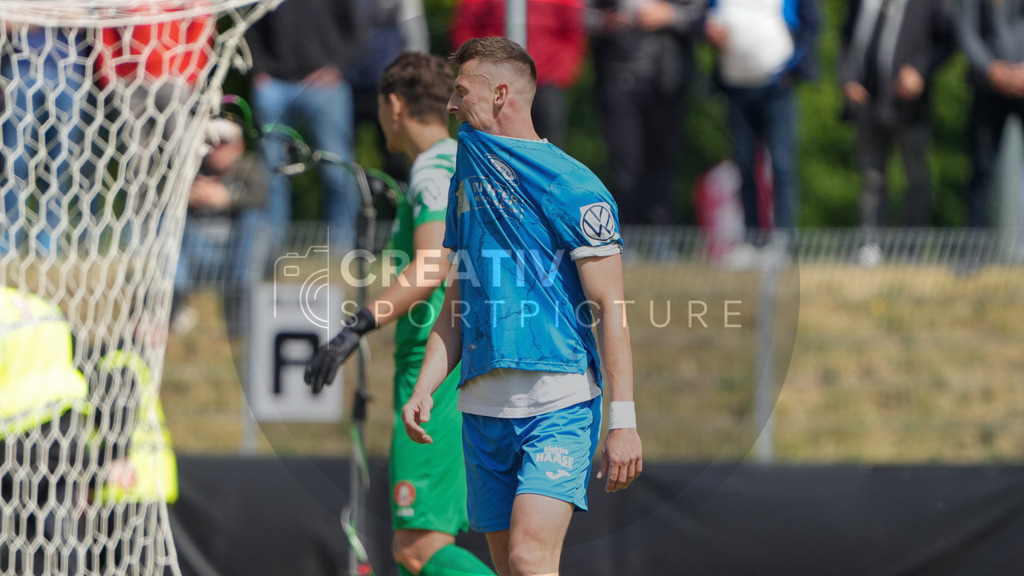 Fußball, Herren, Saison 2024/2025, Finaltag der Amateure 2025, Landespokal Brandenburg, Finale, VfB 1921 Krieschow vs. RSV Eintracht 1949, Samstag 24.05.2025, Volksparkstadion Neuruppin, | Fußball, Herren, Saison 2024/2025, Finaltag der Amateure 2025, Landespokal Brandenburg, Finale, VfB 1921 Krieschow vs. RSV Eintracht 1949, Samstag 24.05.2025, Volksparkstadion Neuruppin, Im Bild: Matthias Steinborn (RSV) ärgert sich über vergebene Torchance - Realisiert mit Pictrs.com