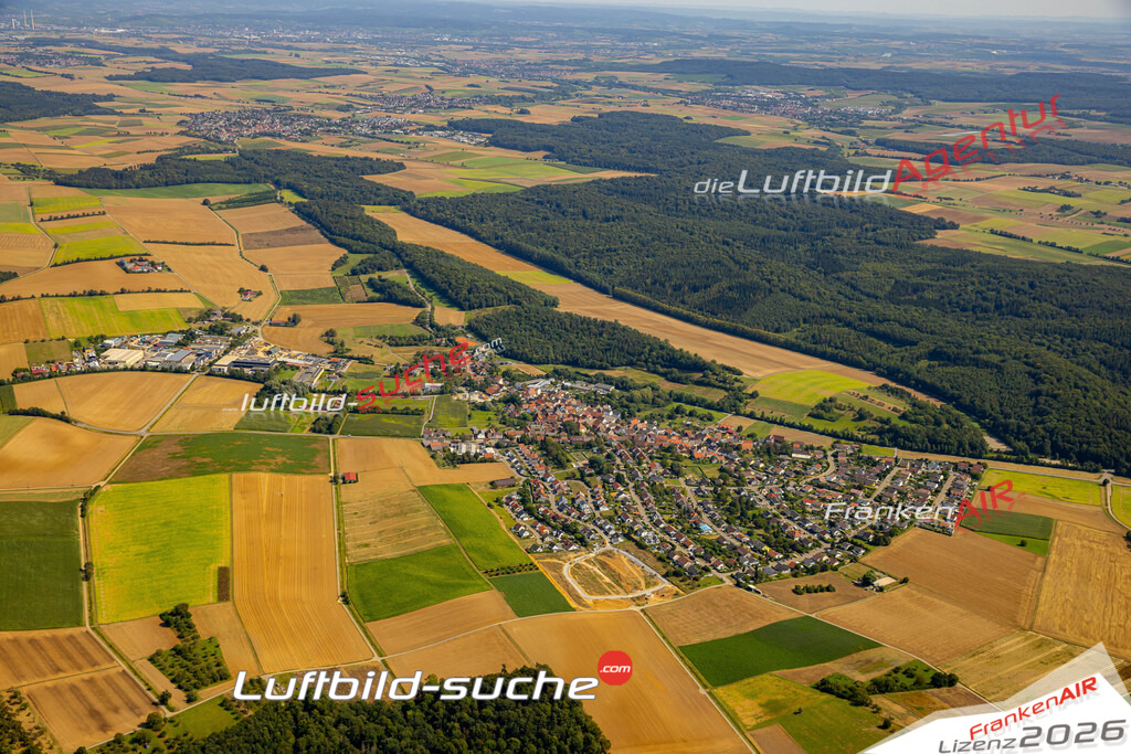 Das Luftbild zeigt : Berwangen Kirchardt - Die Luftaufnahme wurde 2024 vom UL-Flugzeug aus erstellt ( keine Drohne ) - Hochauflösende Luftaufnahme - Für grossformatige Ausdrucke geeignet. Die Geschenkidee !Mit Lizenz und Bildrechte bestellbar