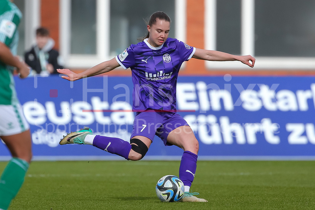 Fussball, Google Pixel Frauen-Bundesliga, SV Werder Bremen - SGS Essen | v.li.: Lilli Purtscheller (SGS Essen, 7) am Ball, Einzelbild, Ganzkörper, Aktion, Action, Spielszene, DIE DFB-RICHTLINIEN UNTERSAGEN JEGLICHE NUTZUNG VON FOTOS ALS SEQUENZBILDER UND/ODER VIDEOÄHNLICHE FOTOSTRECKEN. DFB REGULATIONS PROHIBIT ANY USE OF PHOTOGRAPHS AS IMAGE SEQUENCES AND/OR QUASI-VIDEO.