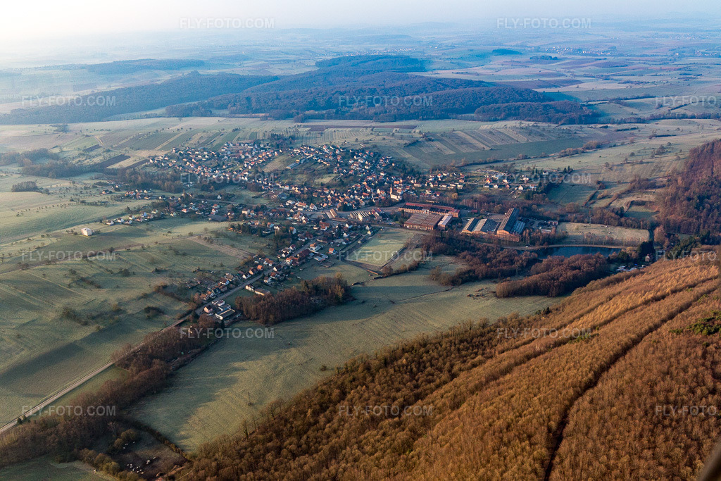 Aerial view: View of the town in Zinswiller in the state Bas-Rhin, France.Photo: IMG_105266.jpg taken on 03/25/2018 by Werner Riehm/FLY-FOTO.comResolution of the original: 5472 x 3648 px