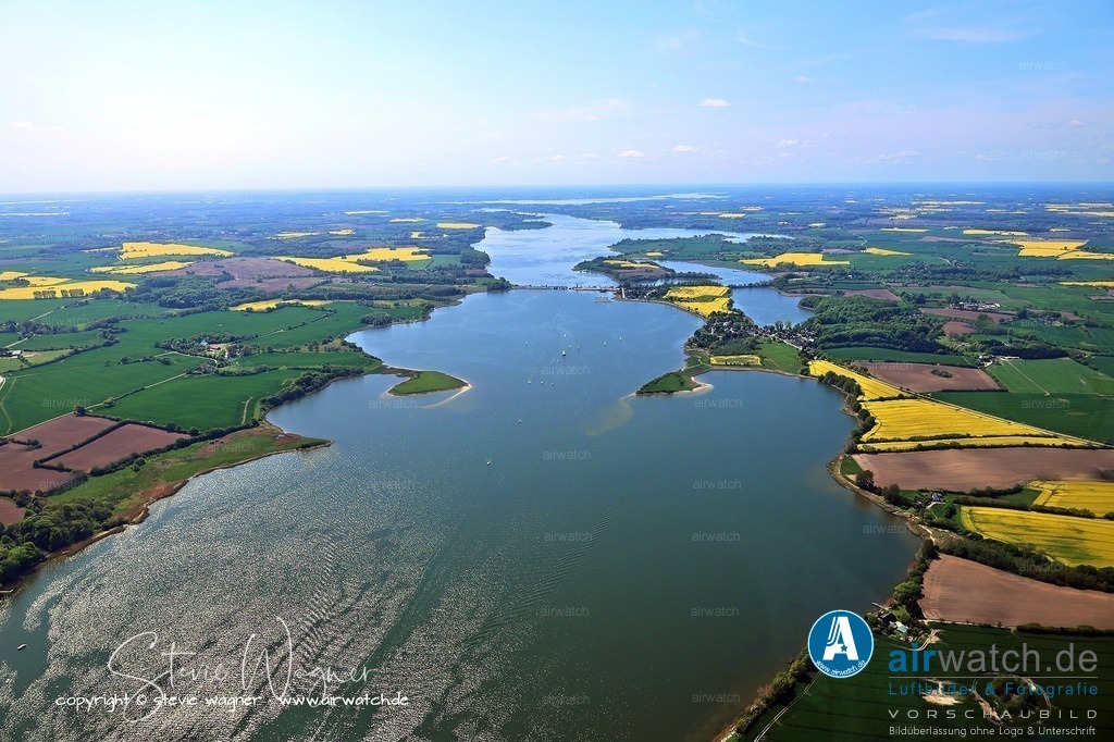 Luftbild Ostseefjord Schlei, Sieseby, Gasthof Alt Sieseby, Schleistrasse, Ketelsby | Segeln auf der Schlei bietet ein einzigartiges Erlebnis mit geschützten Gewässern, malerischen Buchten und charmanten Marinas, was die Region zu einem beliebten Ziel für Wassersportler macht. Die Schlei ist ein idyllischer Fjord, der sich ideal für mehrtägige Törns eignet und sowohl für Anfänger als auch für erfahrene Segler attraktiv ist.  Ausgehend von Kappeln erschließt sich die Ostsee mit der dänischen Südsee, ein ideales Segelrevier. Die Region Angeln lädt zudem zum Reiten, Radfahren und Wandern ein, wobei Fahrrad-Touren durch die sanfte Hügellandschaft zwischen Ostsee und Schlei führen.