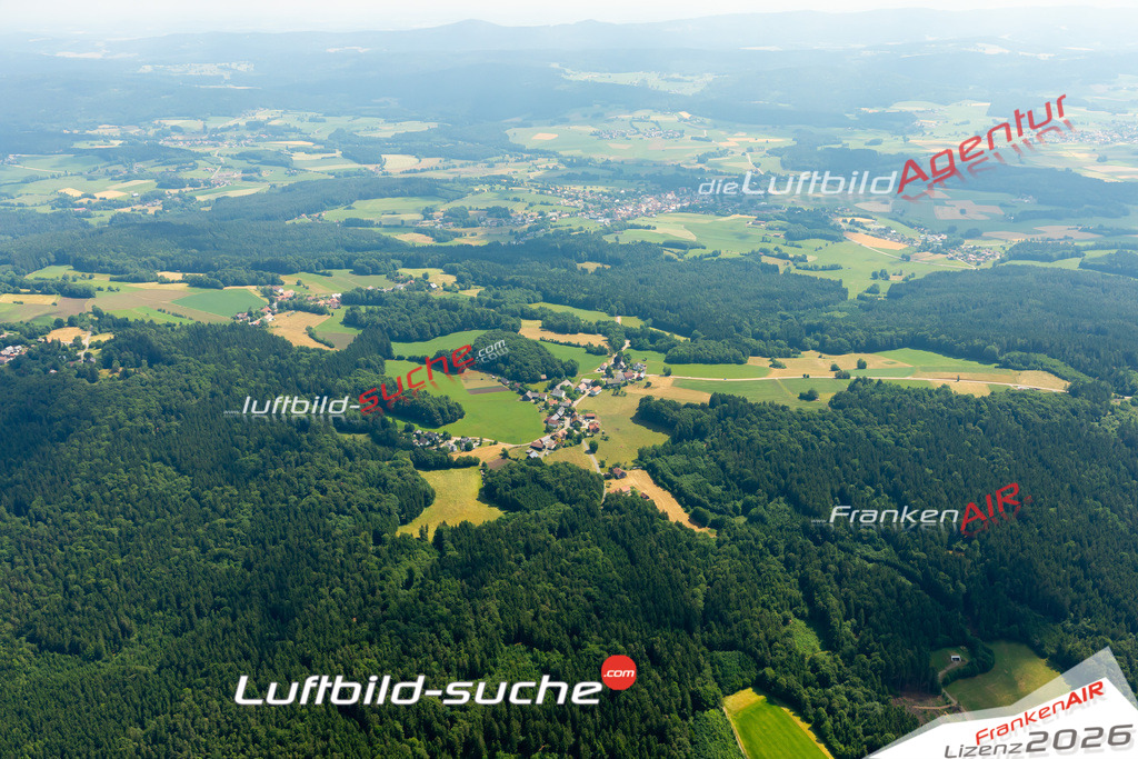 Das Luftbild zeigt : Hollfeld Tiefenbach - Die Luftaufnahme wurde 2023 vom UL-Flugzeug aus erstellt ( keine Drohne ) - Hochauflösende Luftaufnahme - Für grossformatige Ausdrucke geeignet. Die Geschenkidee !Mit Lizenz und Bildrechte bestellbar