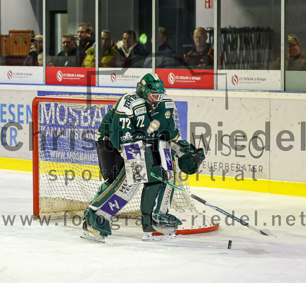 2025-11-16_053_TSV_Erding_gegen_Selber_Woelfe | Erding, Deutschland, 16.11.2025:Eishockey, Oberliga Süd 2025 / 2026, 17. Spieltag, TSV Erding gegen Selber Wölfe, Endergebnis: 3:1Torwart David Zabolotny (Erding Gladiators, #72)Foto: Christian Riedel / fotografie-riedel.net