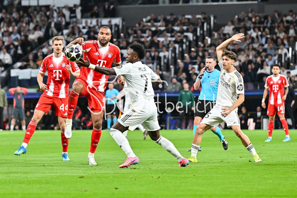 Real Madrid - FC Bayern München | MADRID, SPAIN - 07. APRIL: tackle between Jonathan TAH (FC Bayern Munich 4) and Vinicius JUNIOR (Real Madrid 7) during the UEFA Champions League match between Real Madrid vs. FC Bayern Munich on Quarterfinal first leg at Estadio Santiago Bernabeu